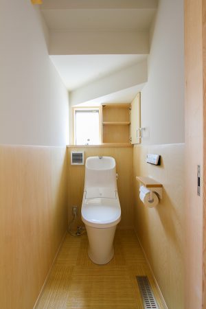 ほっと落ち着ける木質デザインのあるお手洗い｜東福山の家｜細やかな設計は優しいデザインを生む 福山市の建築会社コアハウス