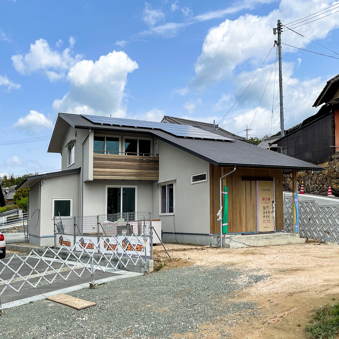 周辺の土地形状に合わせて大らかな大屋根が伸びる外観デザインに｜福山市神村町