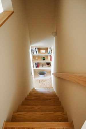 階段と本棚